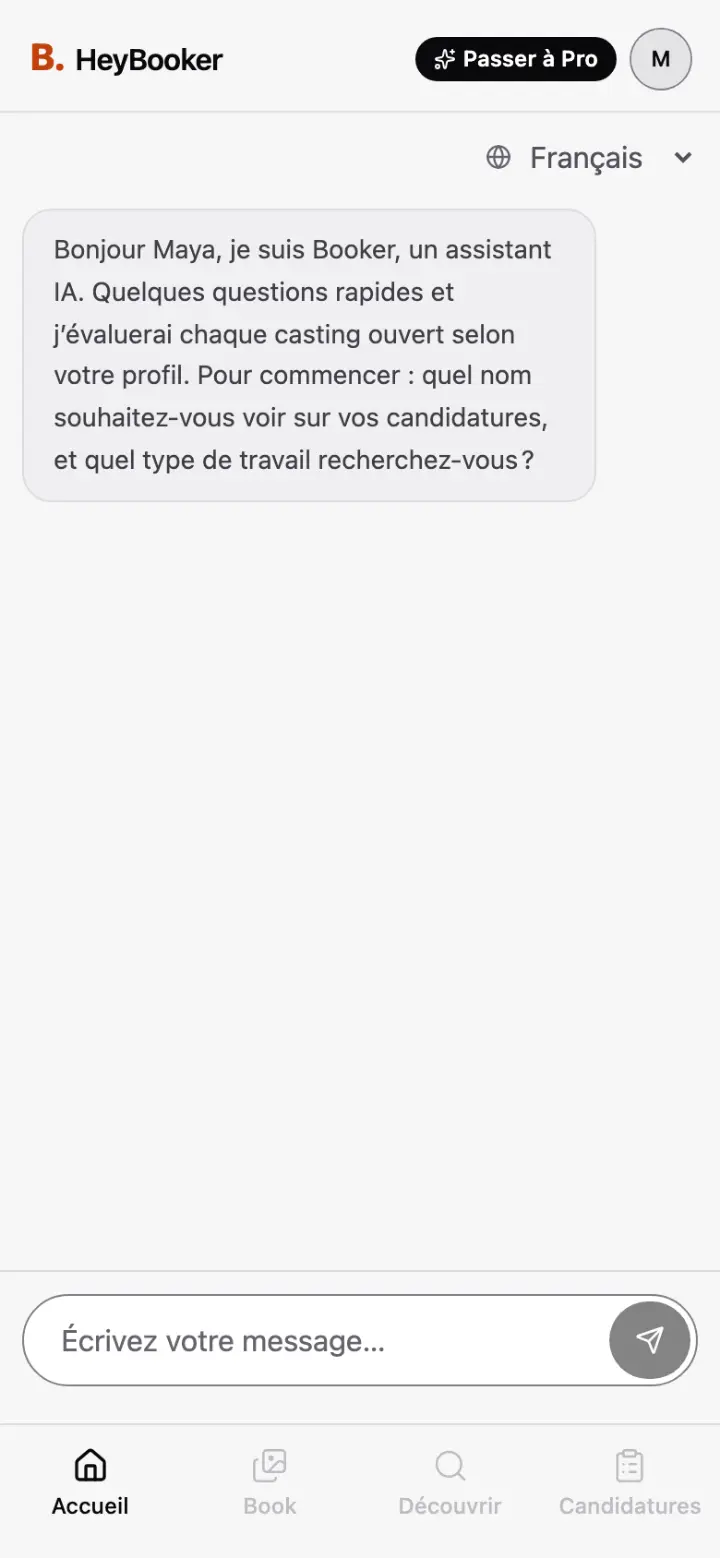 Le premier message de Booker dans la conversation d’accueil : il se présente comme un assistant IA et demande votre nom et le type de travail que vous recherchez.